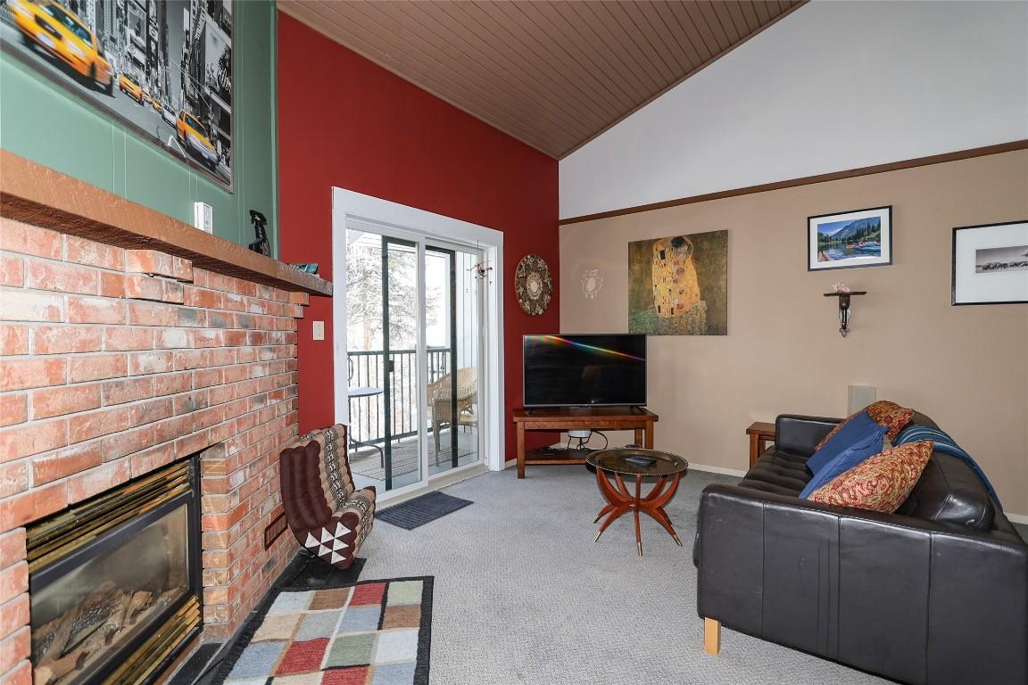 829-880 Northstar Drive, Kimberley, BC - Indoor Photo Showing Living Room With Fireplace