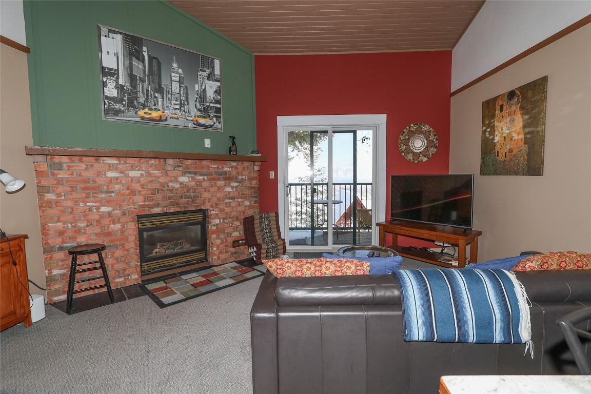 829-880 Northstar Drive, Kimberley, BC - Indoor Photo Showing Living Room With Fireplace