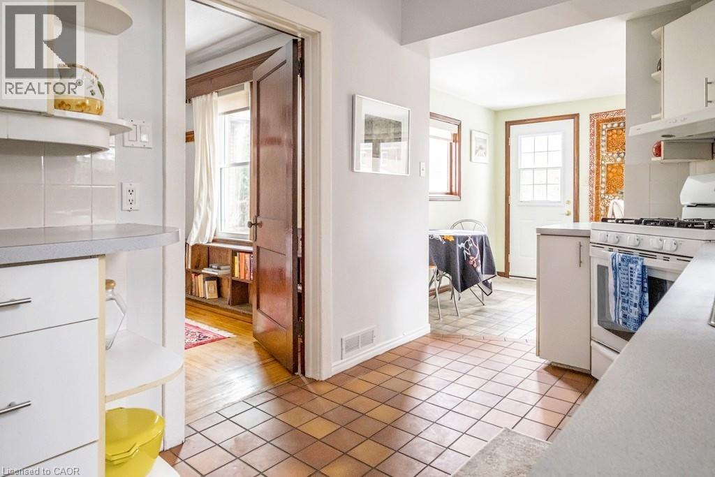131 Barclay Street, Hamilton, ON - Indoor Photo Showing Kitchen