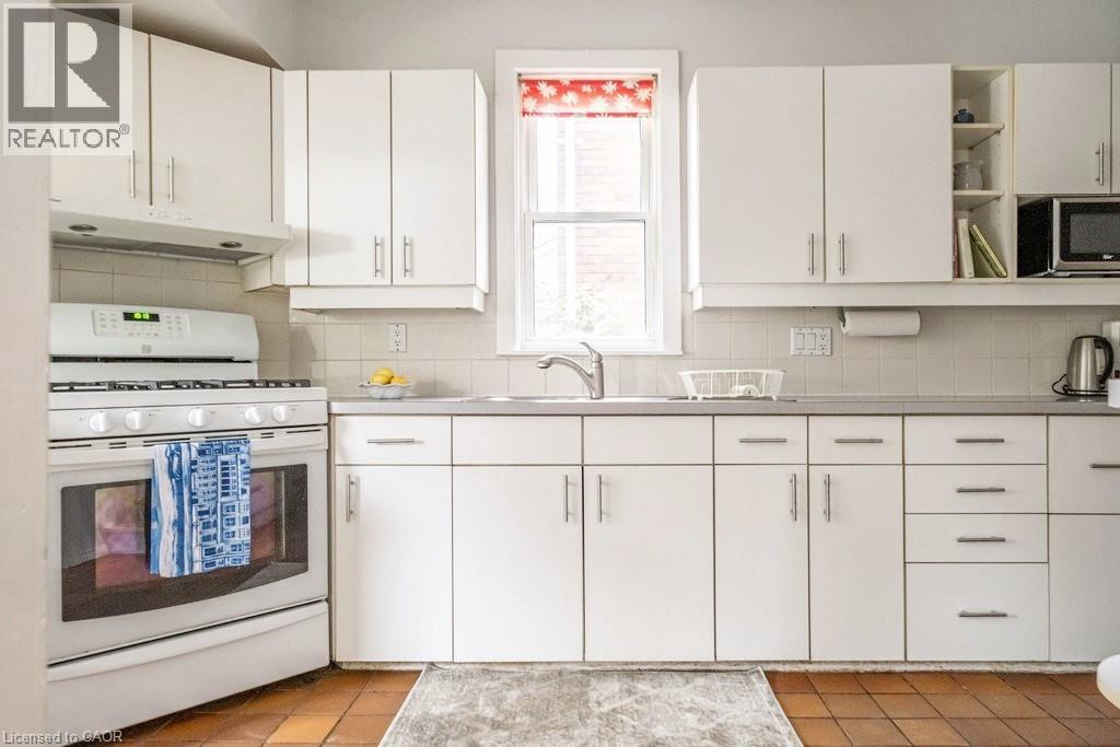 131 Barclay Street, Hamilton, ON - Indoor Photo Showing Kitchen