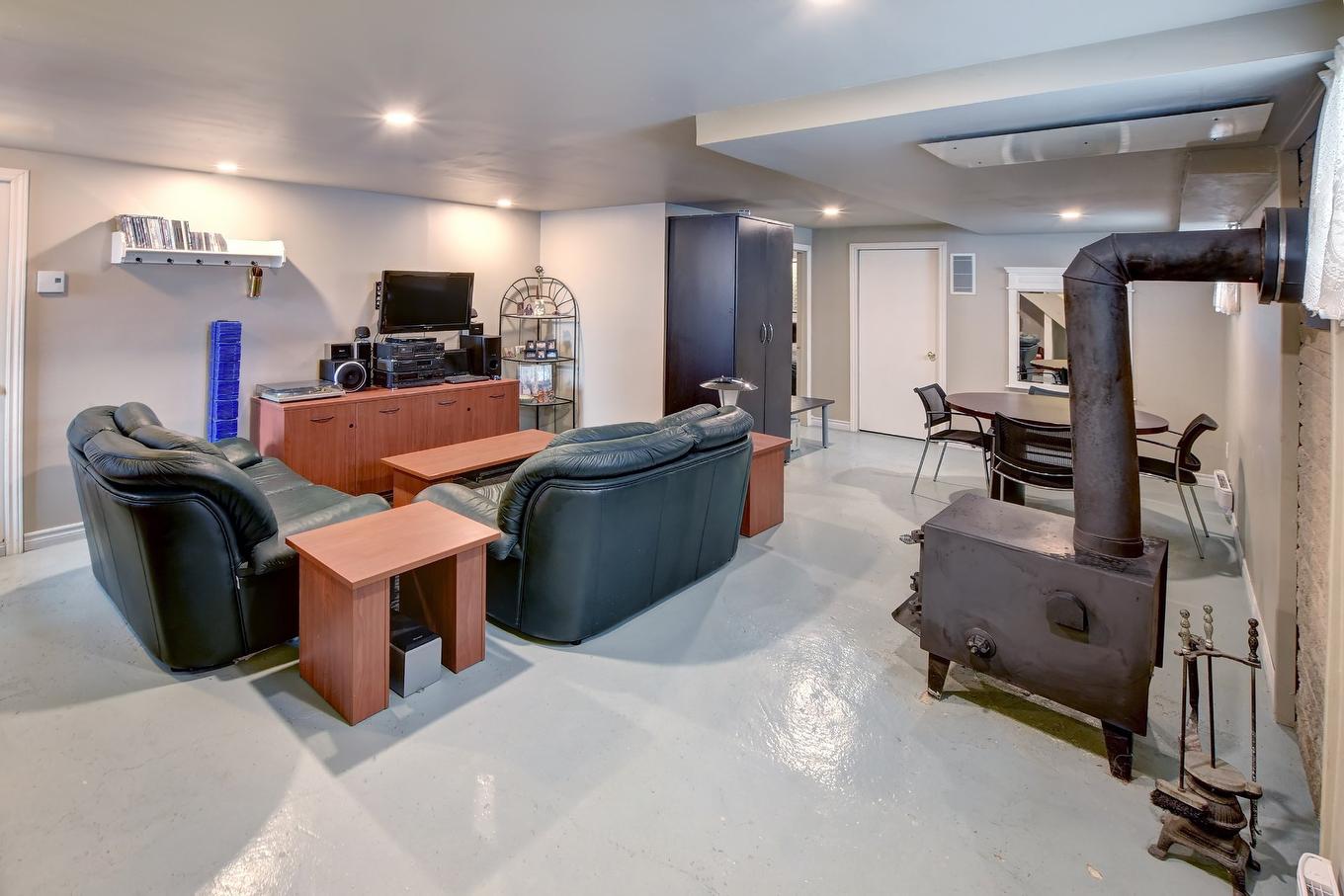 Salle familiale - 3227 Rue Olympia, Sainte-Julienne, QC - Indoor