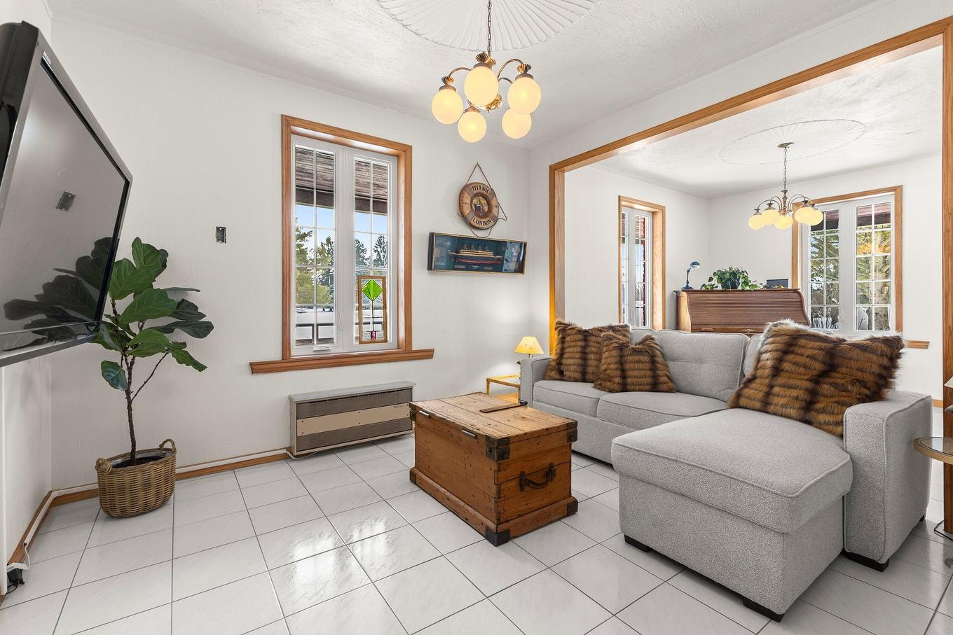 Salon - 1357Z - 1361Z Ch. St-Louis, Saint-Lazare, QC