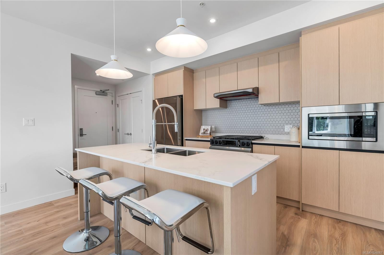 101-2000 West Park Lane, View Royal, BC - Indoor Photo Showing Kitchen With Double Sink With Upgraded Kitchen