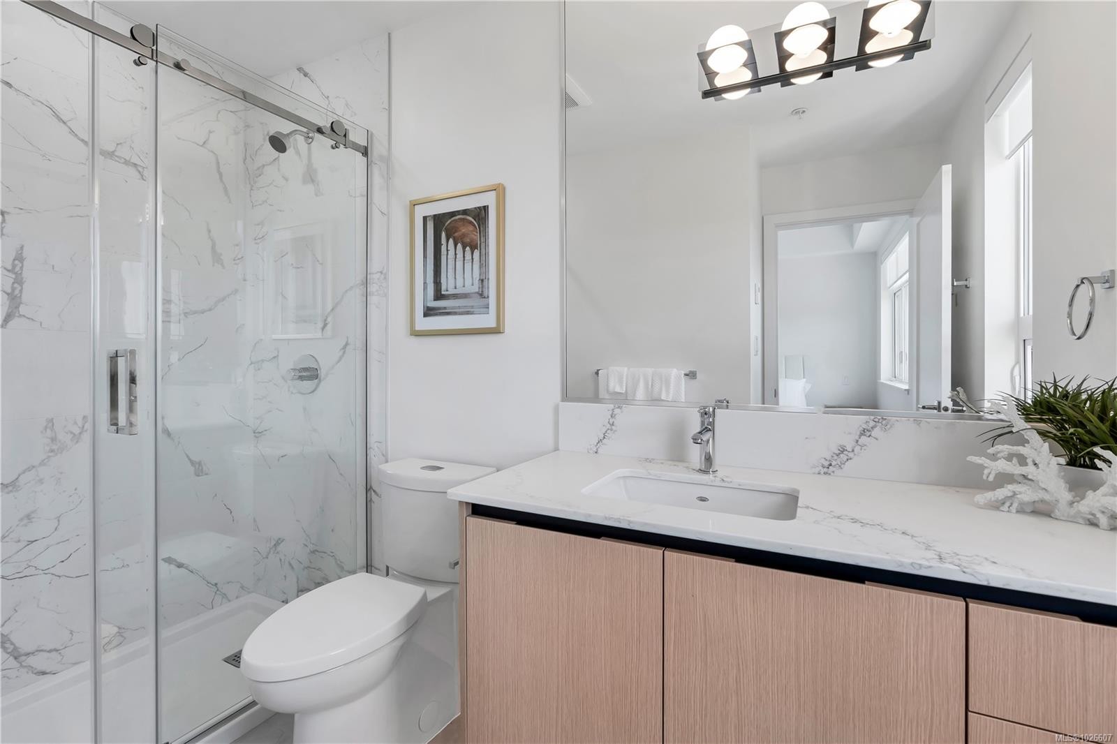 101-2000 West Park Lane, View Royal, BC - Indoor Photo Showing Bathroom