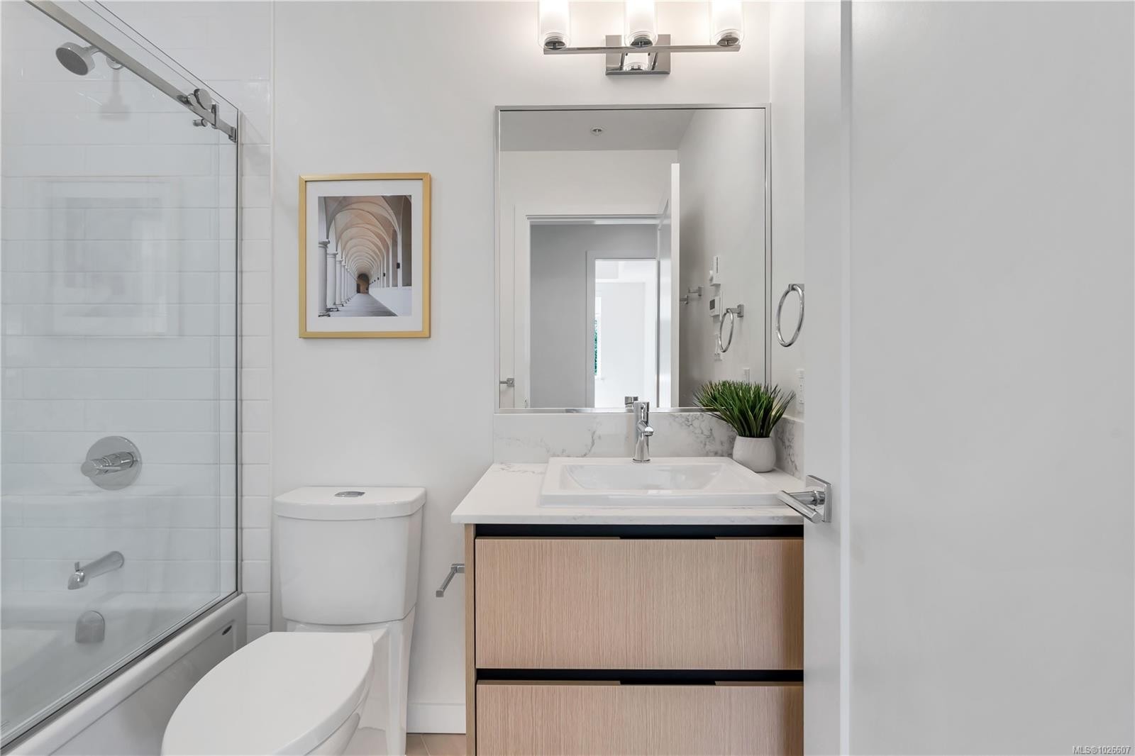 101-2000 West Park Lane, View Royal, BC - Indoor Photo Showing Bathroom