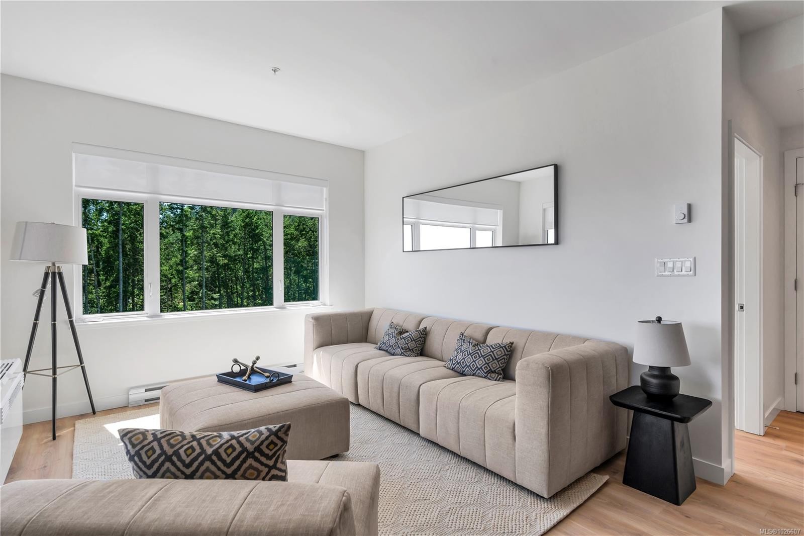 101-2000 West Park Lane, View Royal, BC - Indoor Photo Showing Living Room