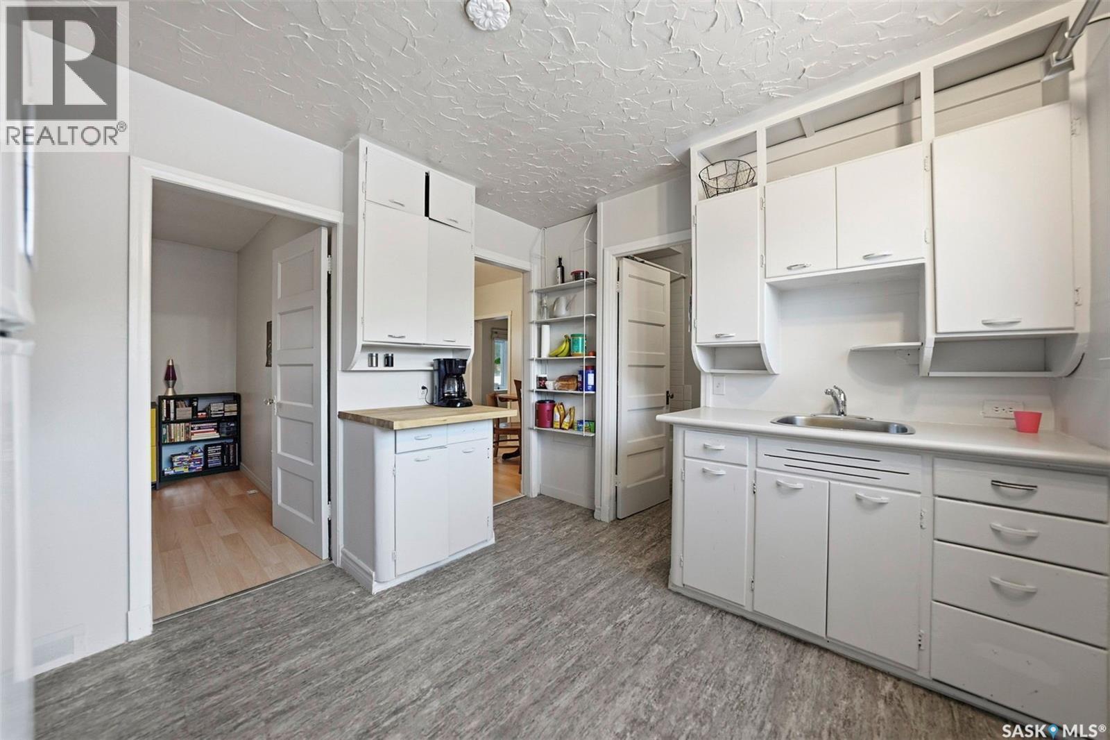 1526 Coy Avenue, Saskatoon, SK - Indoor Photo Showing Kitchen