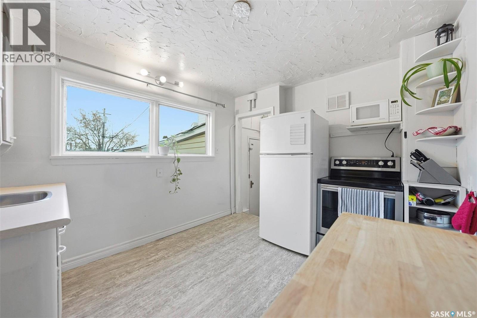 1526 Coy Avenue, Saskatoon, SK - Indoor Photo Showing Kitchen