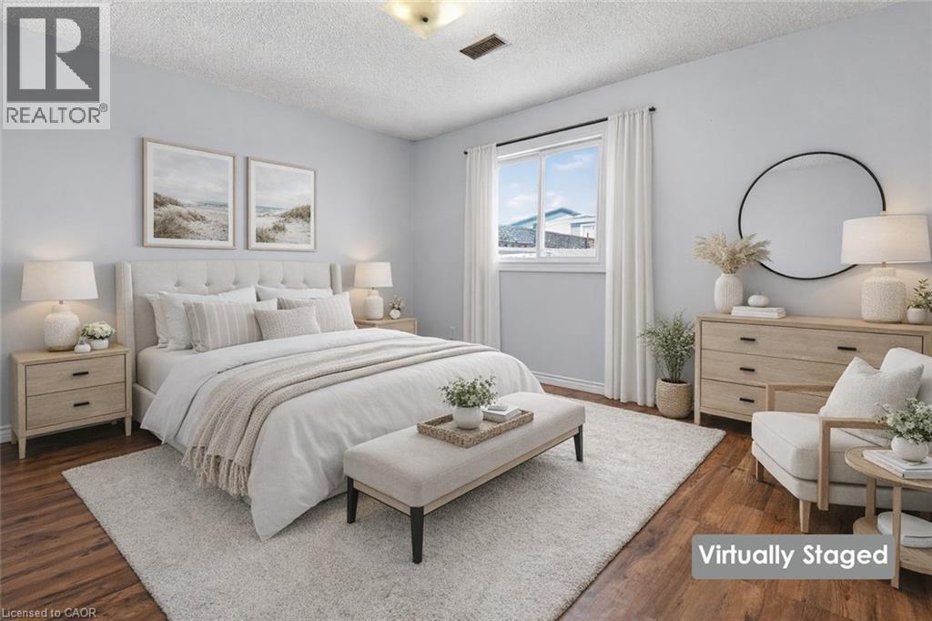 209 Ravenbury Drive, Hamilton, ON - Indoor Photo Showing Bedroom