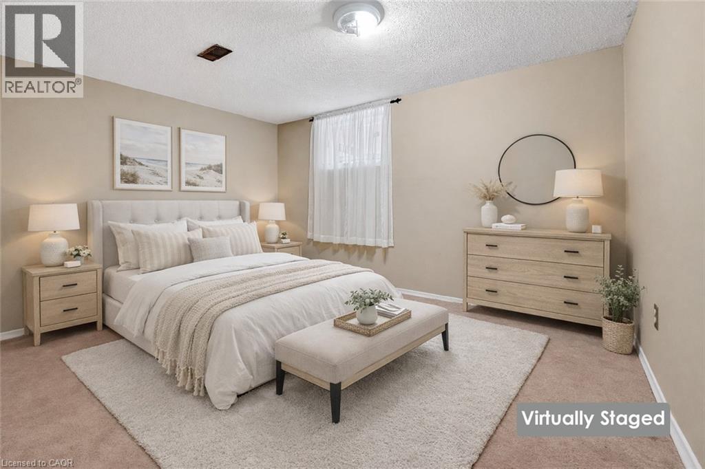 209 Ravenbury Drive, Hamilton, ON - Indoor Photo Showing Bedroom