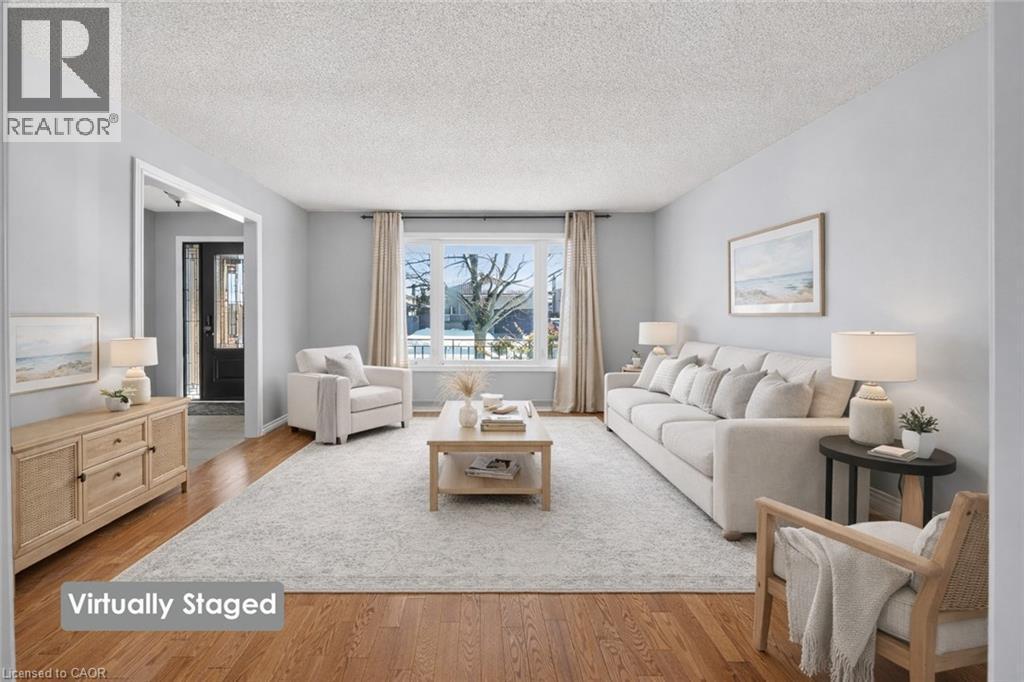 209 Ravenbury Drive, Hamilton, ON - Indoor Photo Showing Living Room