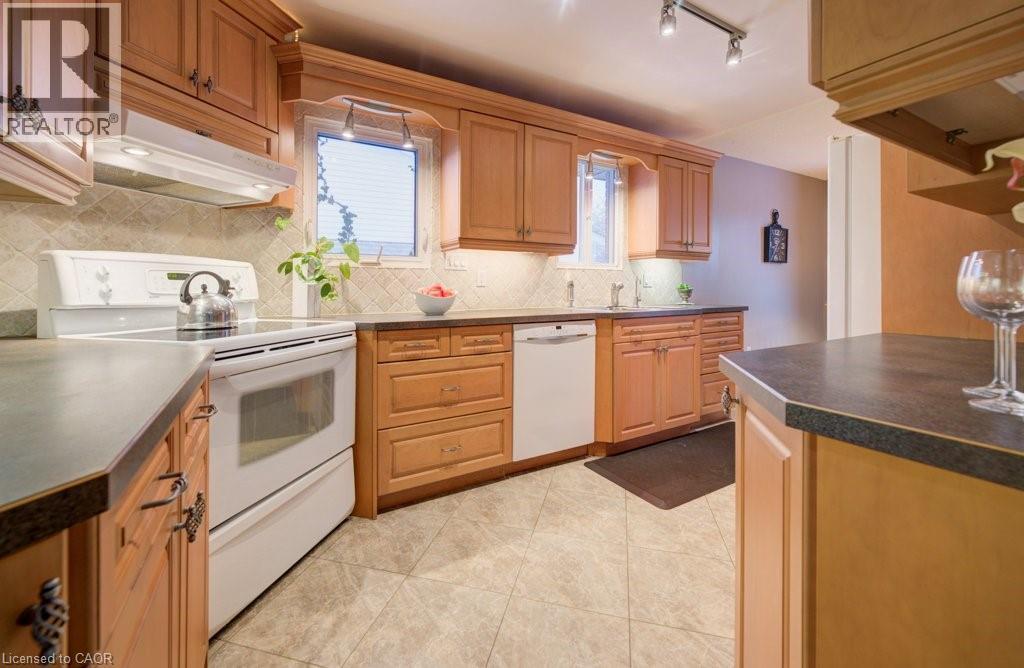 27 Erinbrook Drive, Kitchener, ON - Indoor Photo Showing Kitchen