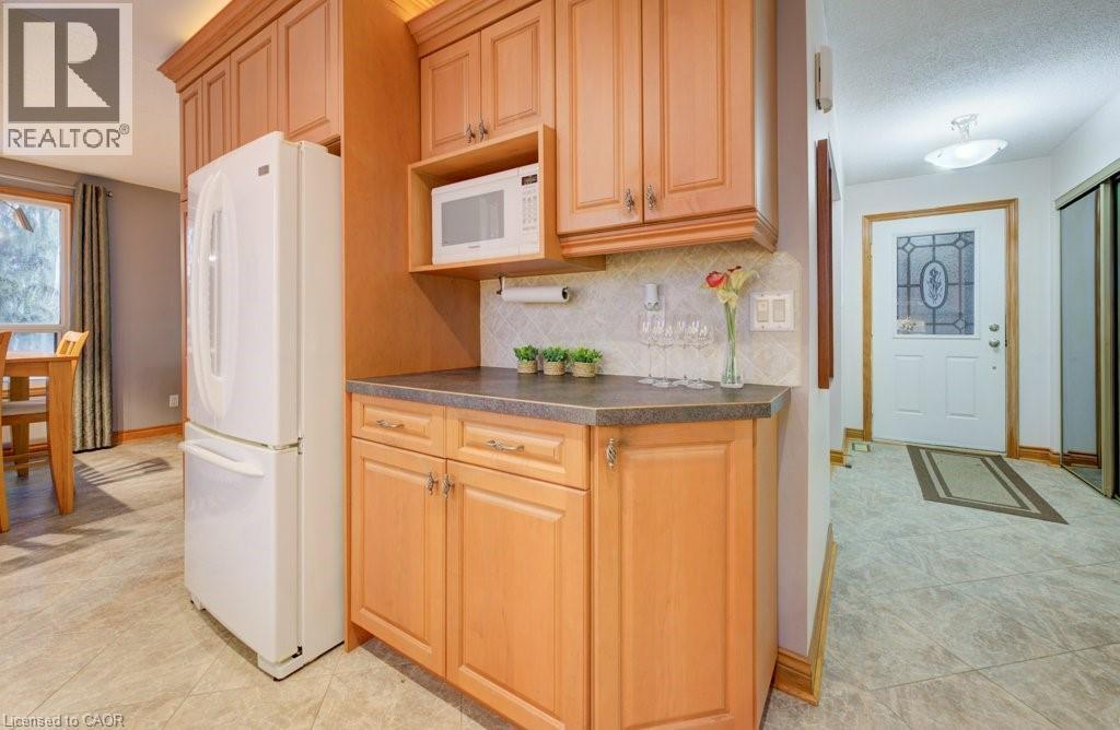 27 Erinbrook Drive, Kitchener, ON - Indoor Photo Showing Kitchen