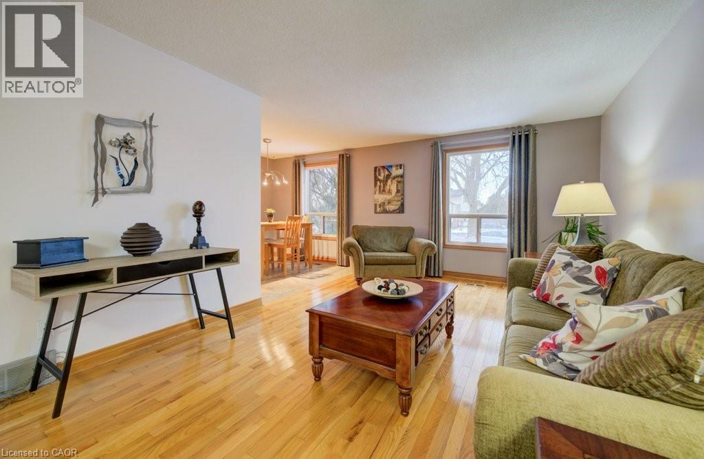 27 Erinbrook Drive, Kitchener, ON - Indoor Photo Showing Living Room
