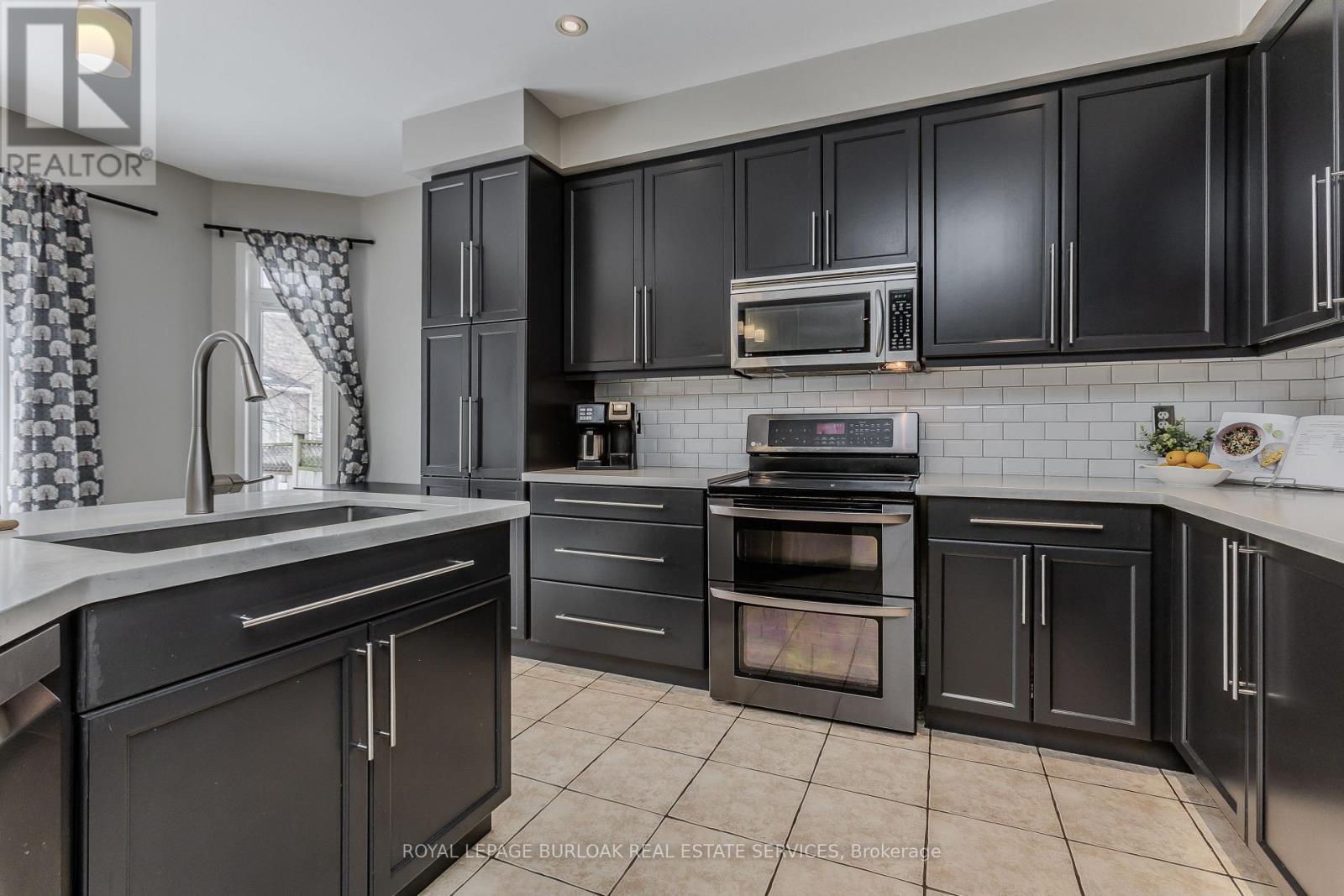 2170 Jardine Crescent, Burlington, ON - Indoor Photo Showing Kitchen With Upgraded Kitchen