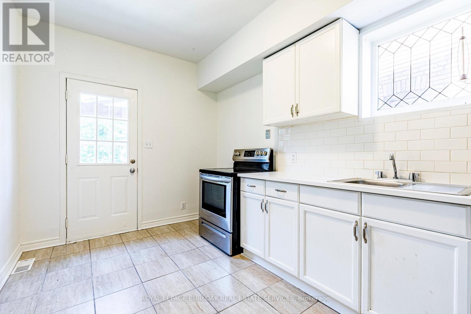 22 Myrtle Avenue, Hamilton, ON - Indoor Photo Showing Kitchen With Double Sink