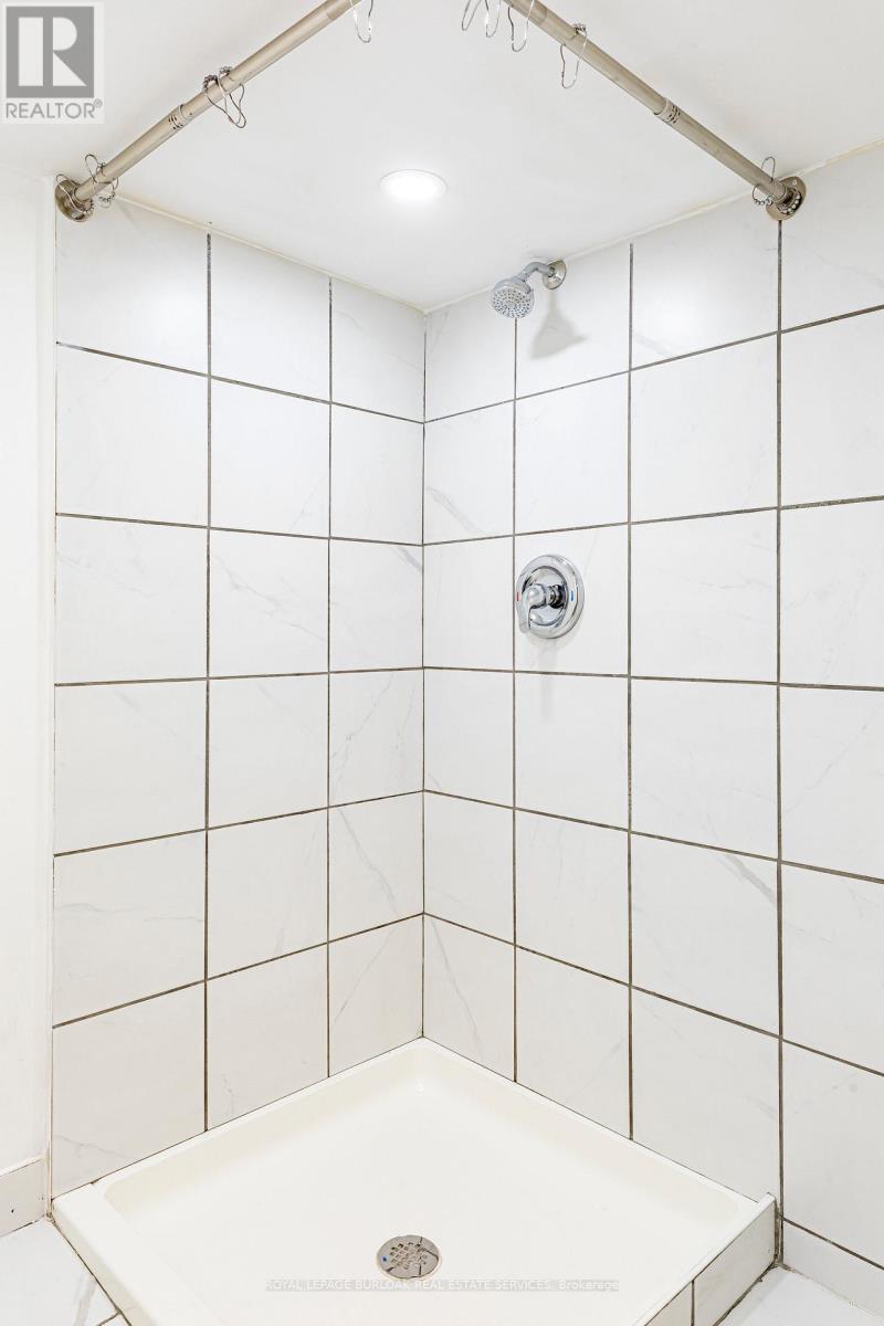 22 Myrtle Avenue, Hamilton, ON - Indoor Photo Showing Bathroom