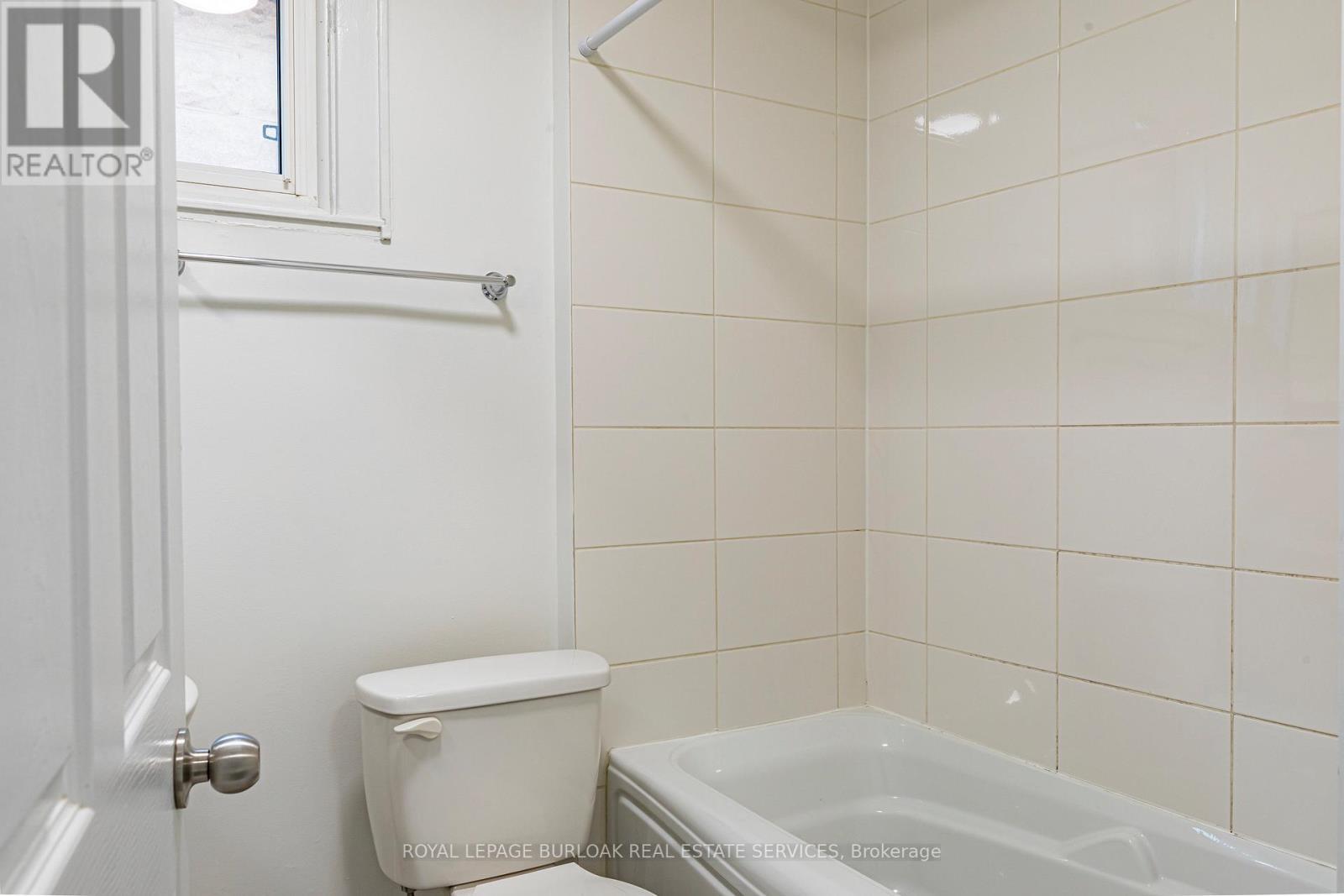 22 Myrtle Avenue, Hamilton, ON - Indoor Photo Showing Bathroom