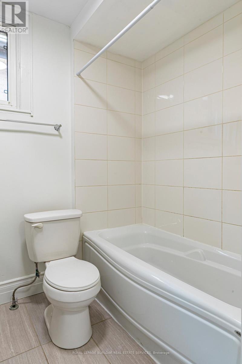 22 Myrtle Avenue, Hamilton, ON - Indoor Photo Showing Bathroom