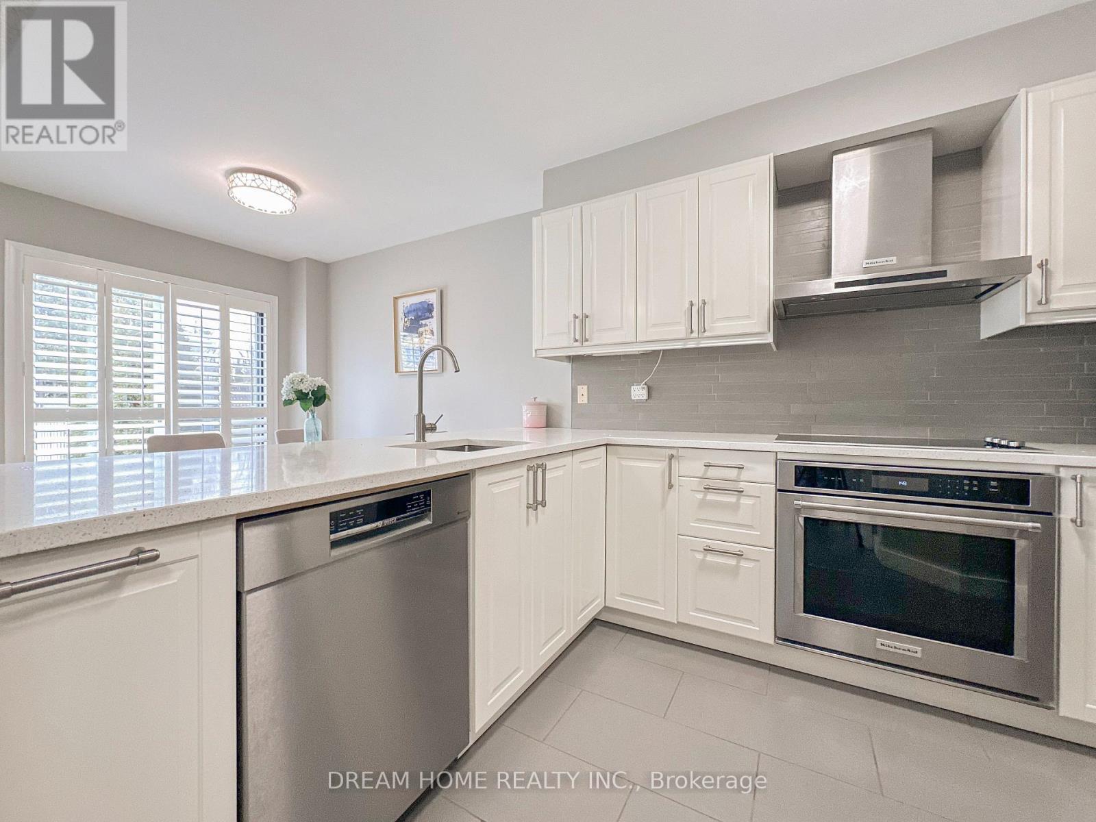 Sunlit kitchen with ample counter space - 3746 Windhaven Drive, Mississauga, ON - Indoor Photo Showing Kitchen With Stainless Steel Kitchen