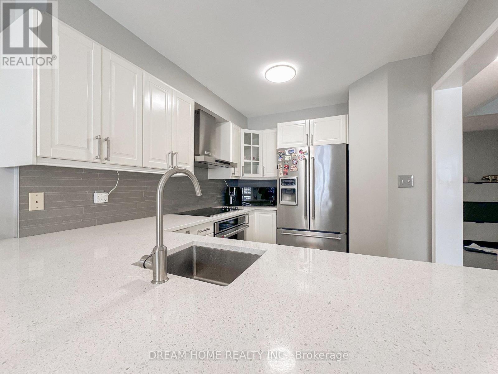 Spacious island with sleek cabinetry - 3746 Windhaven Drive, Mississauga, ON - Indoor Photo Showing Kitchen With Stainless Steel Kitchen With Upgraded Kitchen