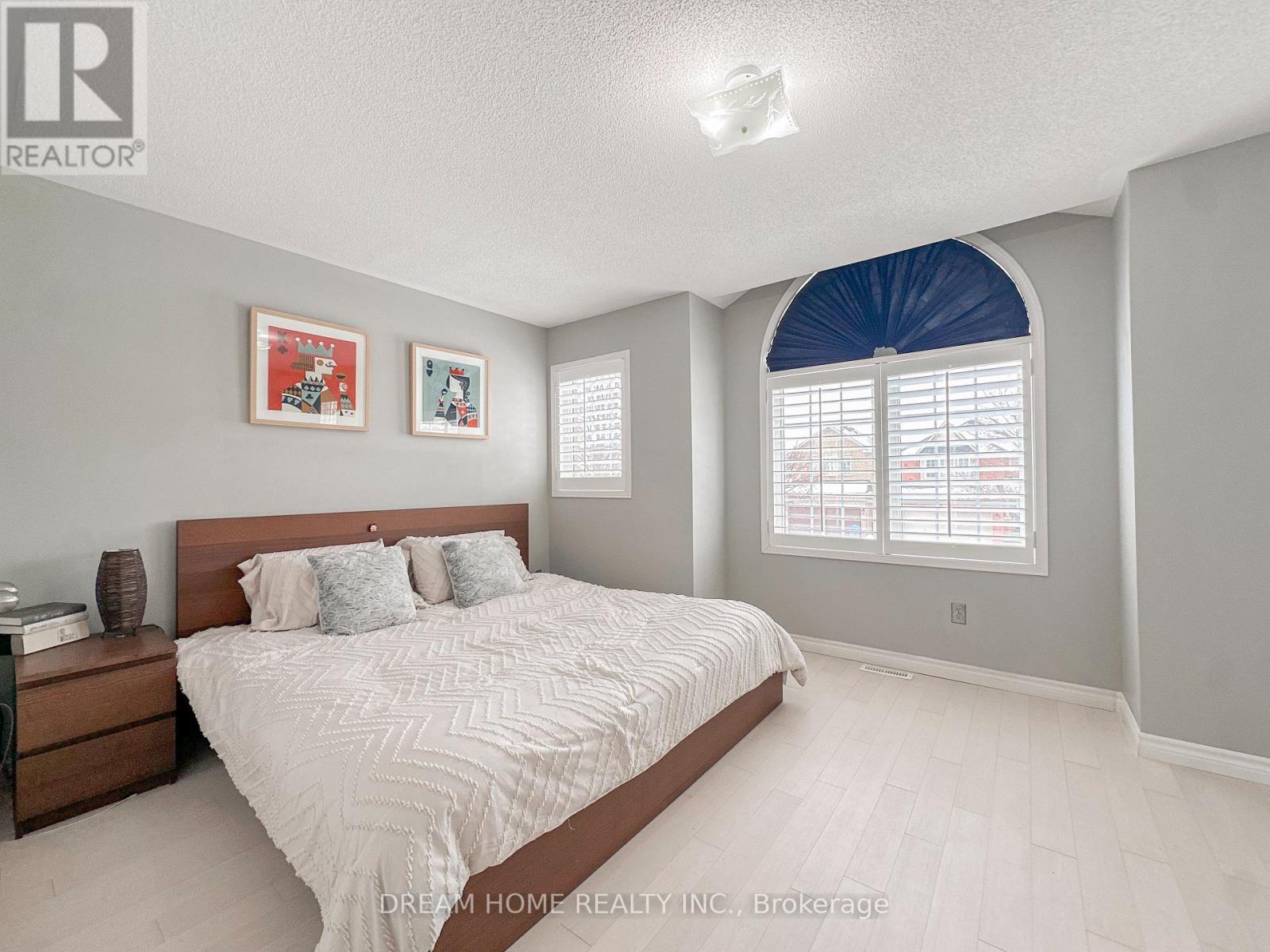 Bright bedroom with arched window - 3746 Windhaven Drive, Mississauga, ON - Indoor Photo Showing Bedroom