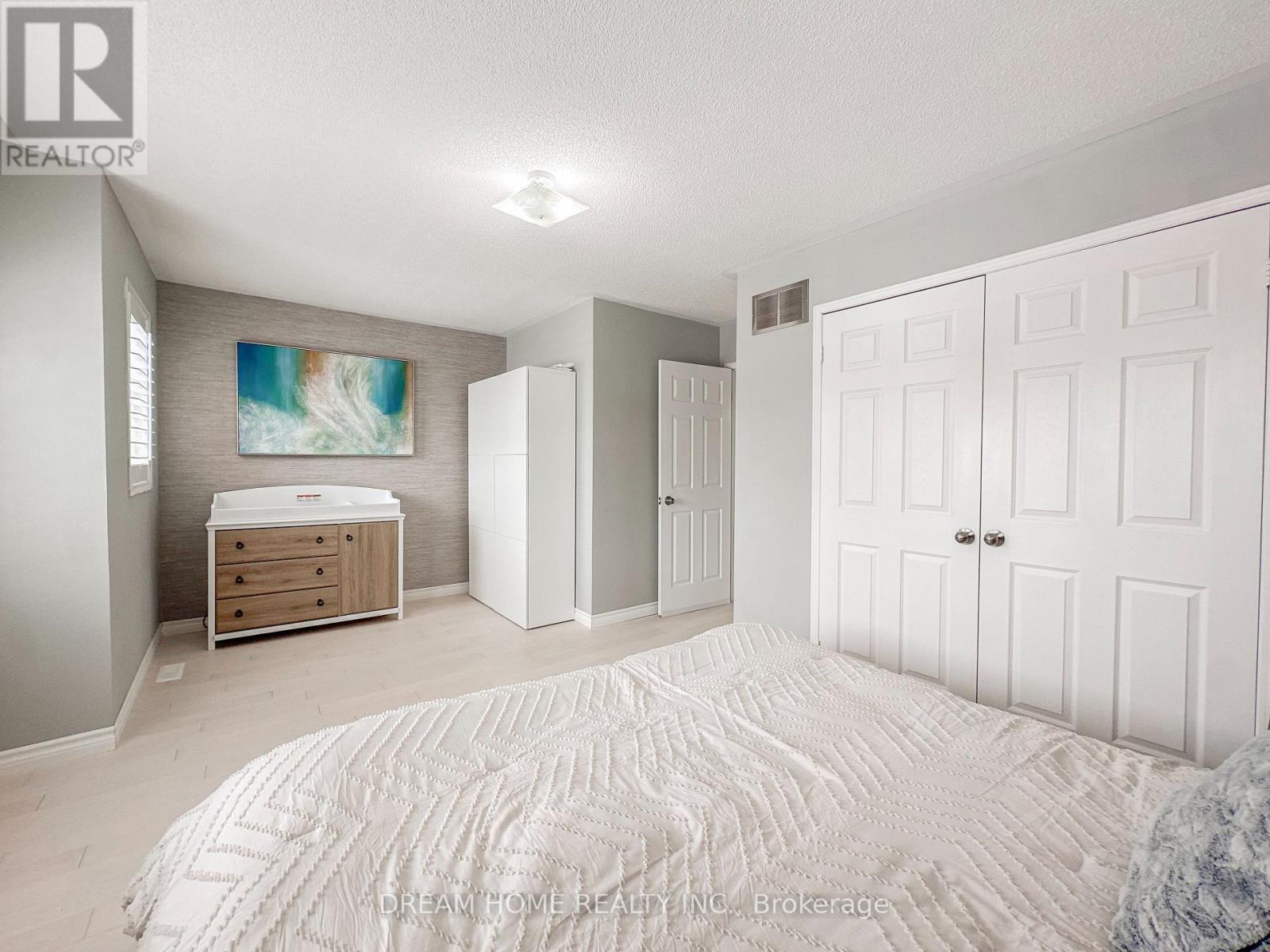 Spacious primary bedroom with closet - 3746 Windhaven Drive, Mississauga, ON - Indoor Photo Showing Bedroom