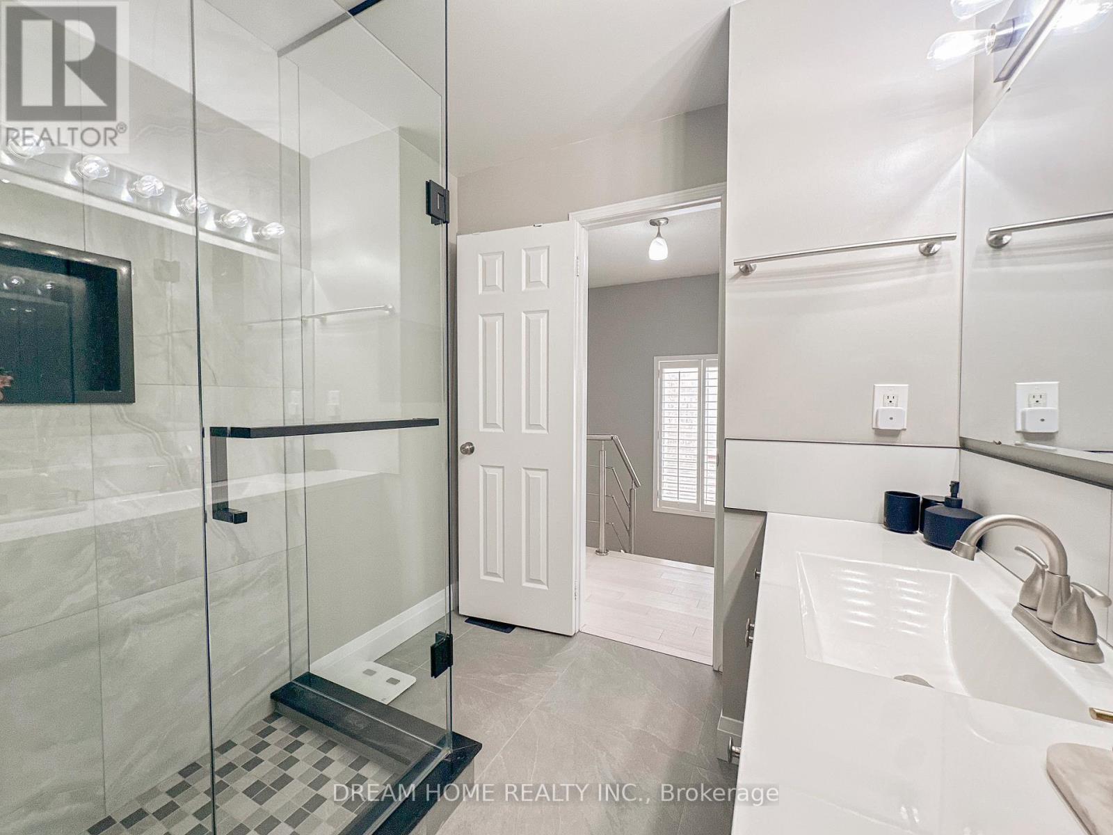 Full bath with vanity and tub combo - 3746 Windhaven Drive, Mississauga, ON - Indoor Photo Showing Bathroom