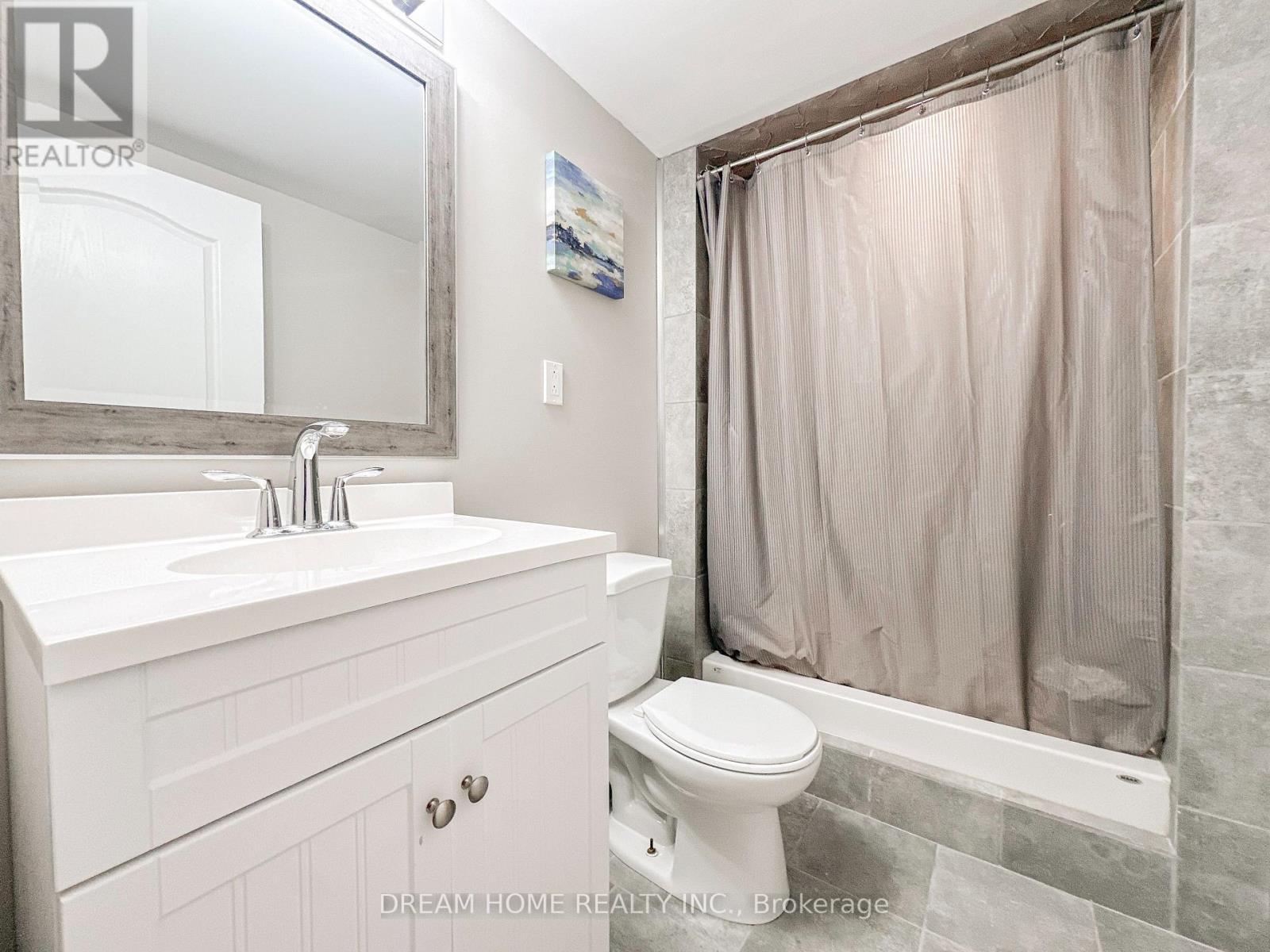 Bathroom with vanity and tub shower - 3746 Windhaven Drive, Mississauga, ON - Indoor Photo Showing Bathroom