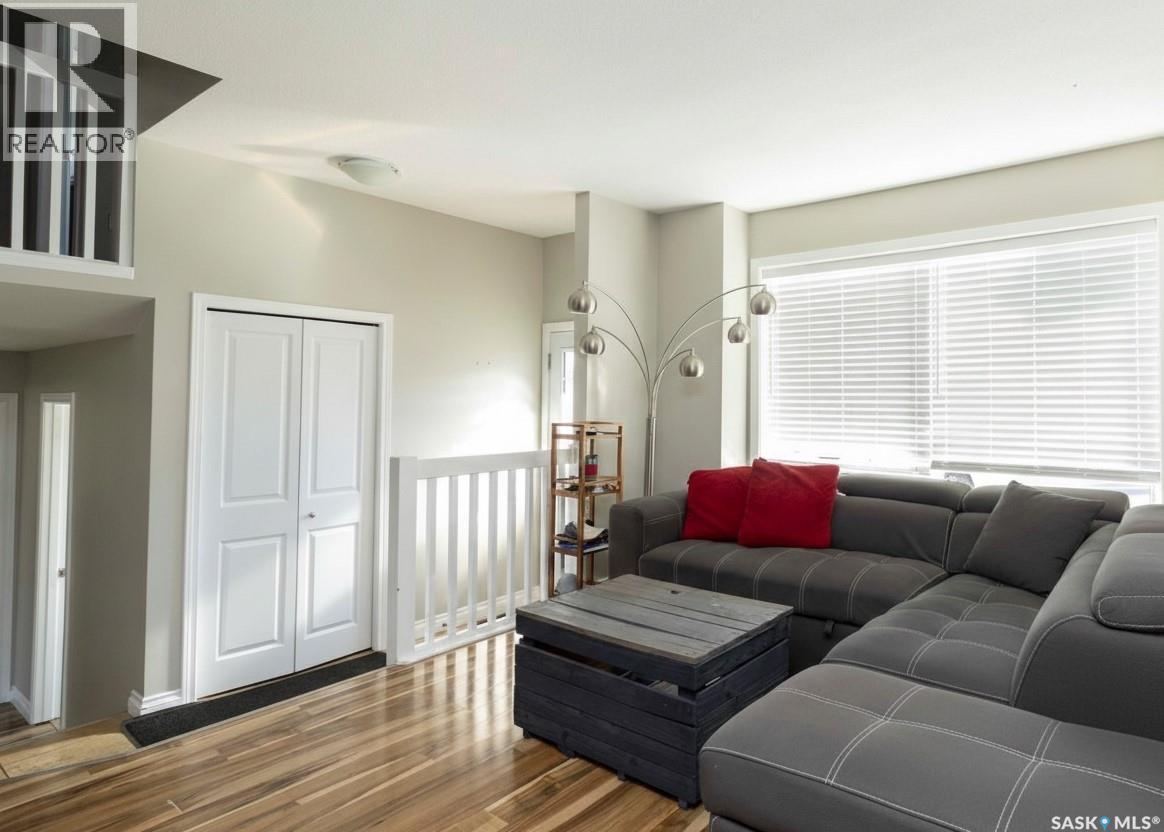 418 Kenderdine Road, Saskatoon, SK - Indoor Photo Showing Living Room