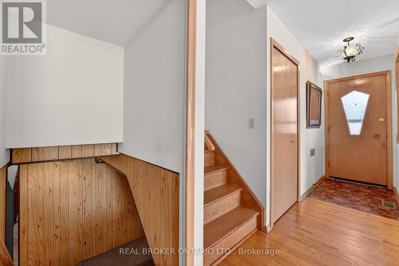 18 Fairway Drive, Hamilton, ON - Indoor Photo Showing Other Room