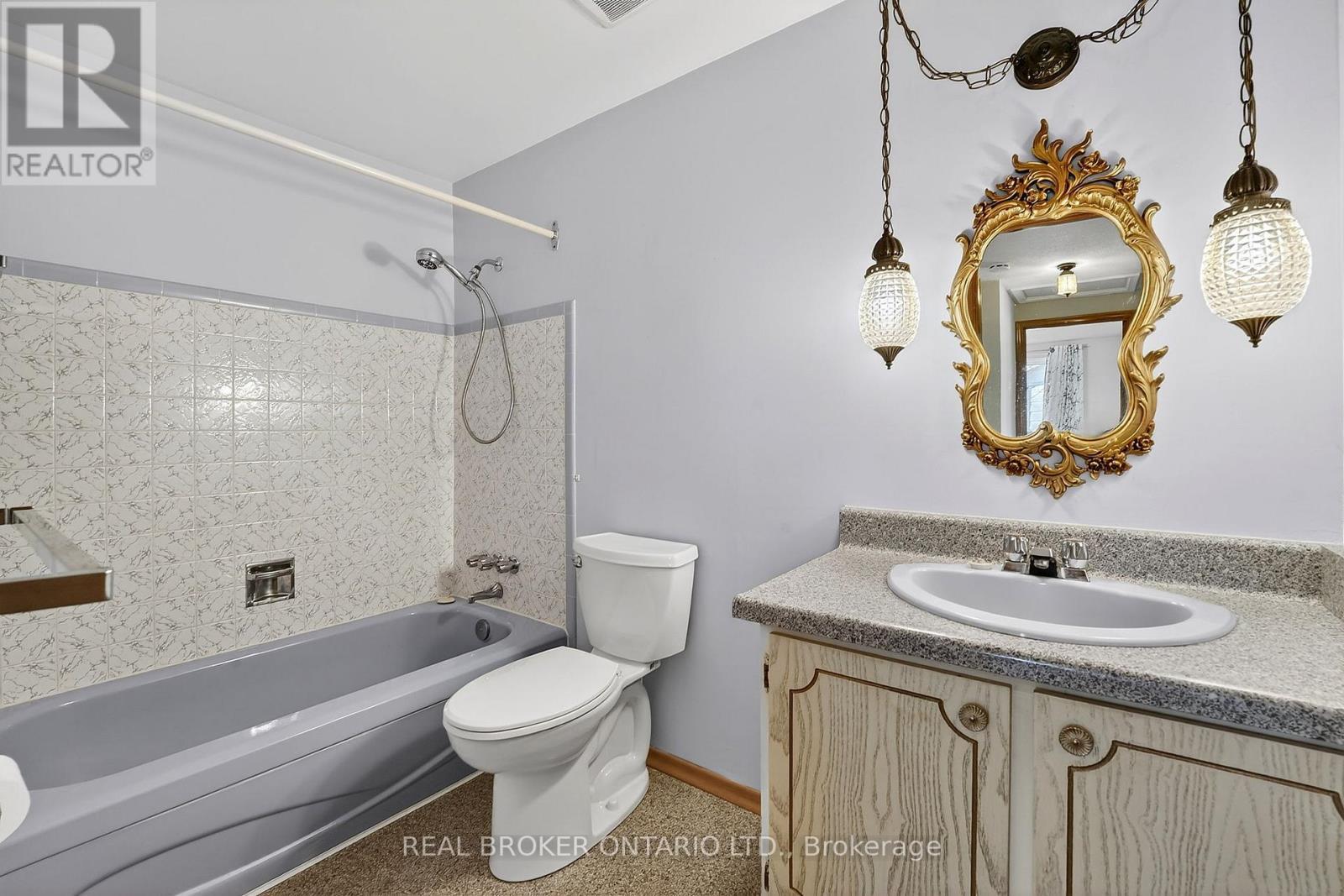 18 Fairway Drive, Hamilton, ON - Indoor Photo Showing Bathroom