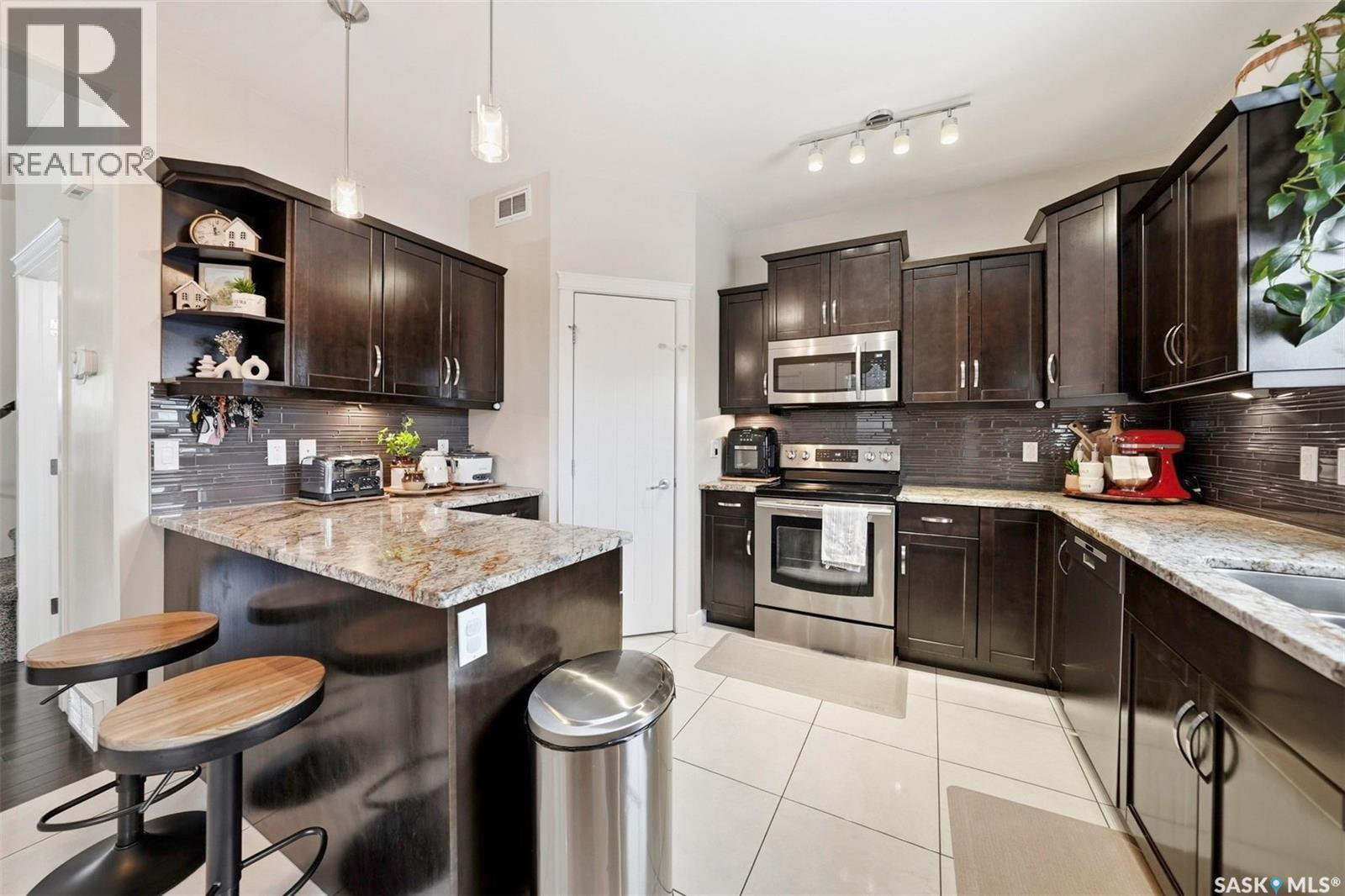 417 Golden Willow Way, Warman, SK - Indoor Photo Showing Kitchen With Upgraded Kitchen