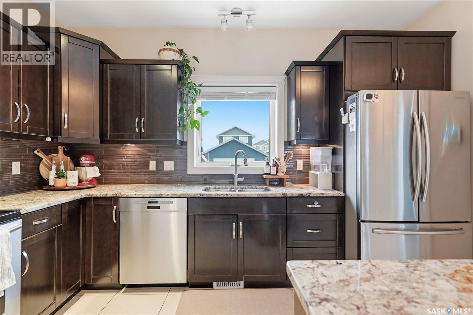 417 Golden Willow Way, Warman, SK - Indoor Photo Showing Kitchen With Upgraded Kitchen