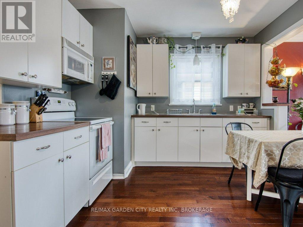 28 Charles Avenue, St. Catharines (Facer), ON - Indoor Photo Showing Kitchen