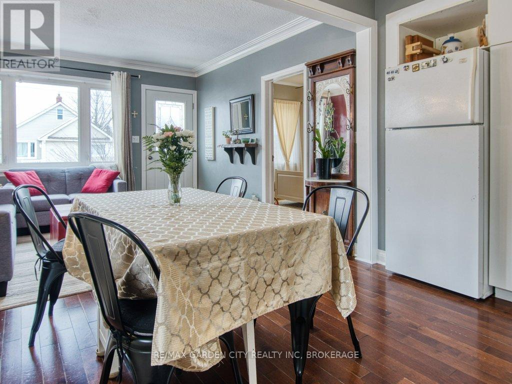28 Charles Avenue, St. Catharines (Facer), ON - Indoor Photo Showing Dining Room