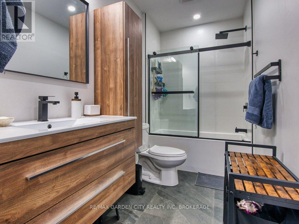28 Charles Avenue, St. Catharines (Facer), ON - Indoor Photo Showing Bathroom