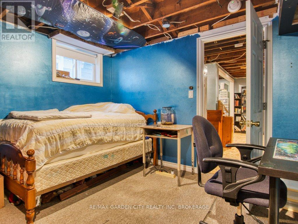 28 Charles Avenue, St. Catharines (Facer), ON - Indoor Photo Showing Bedroom