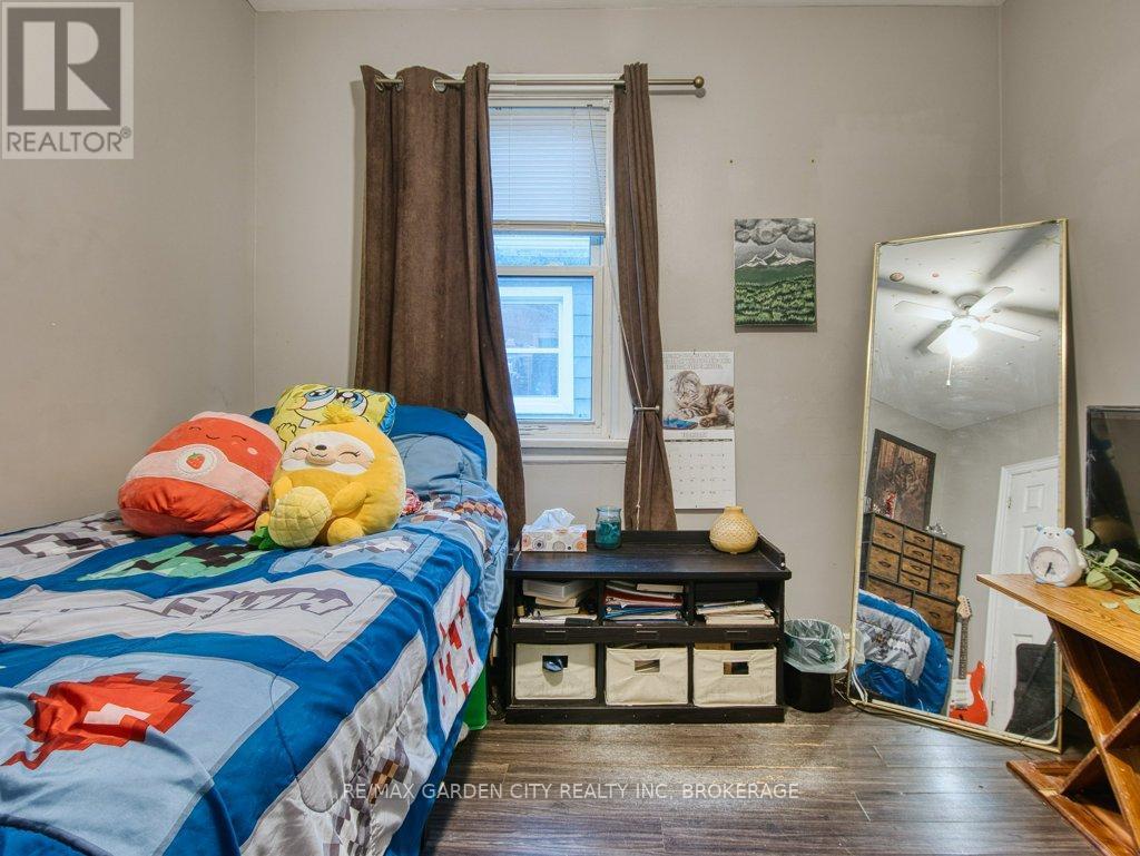 28 Charles Avenue, St. Catharines (Facer), ON - Indoor Photo Showing Bedroom