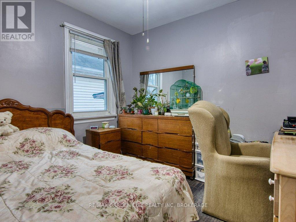 28 Charles Avenue, St. Catharines (Facer), ON - Indoor Photo Showing Bedroom