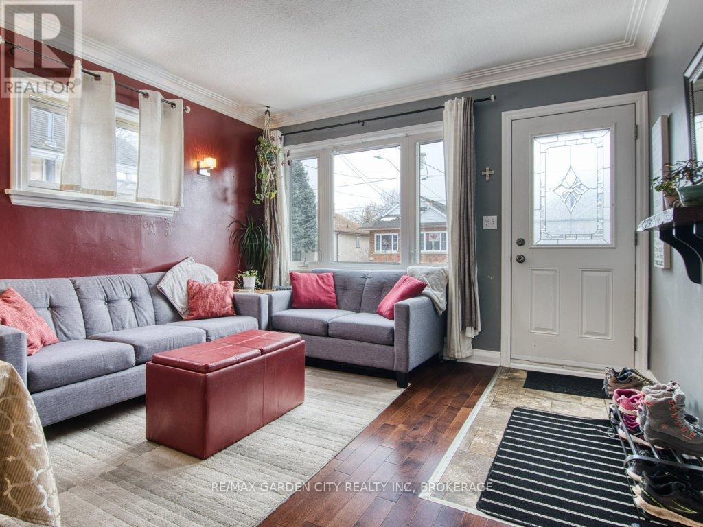 28 Charles Avenue, St. Catharines (Facer), ON - Indoor Photo Showing Living Room