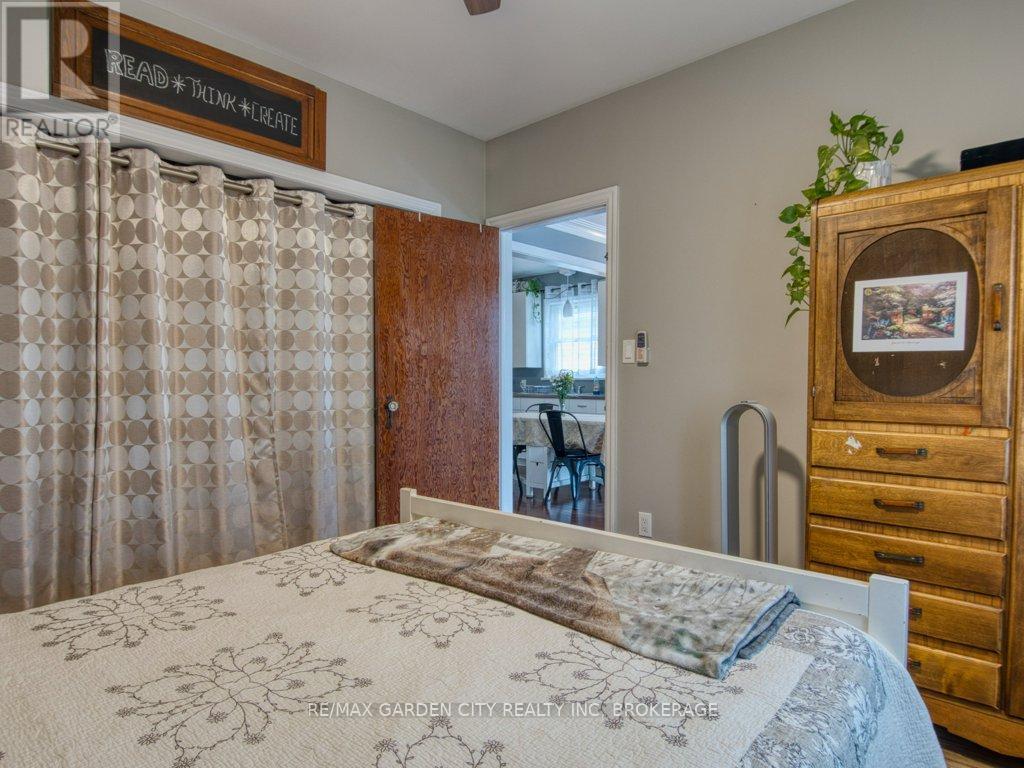 28 Charles Avenue, St. Catharines (Facer), ON - Indoor Photo Showing Bedroom