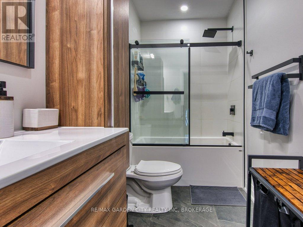 28 Charles Avenue, St. Catharines (Facer), ON - Indoor Photo Showing Bathroom