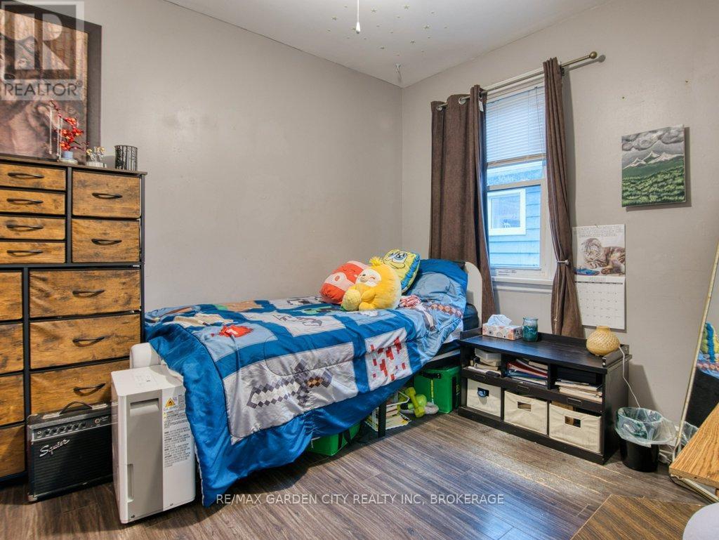 28 Charles Avenue, St. Catharines (Facer), ON - Indoor Photo Showing Bedroom