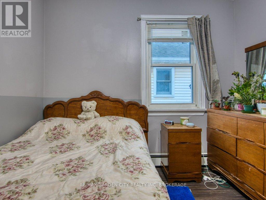 28 Charles Avenue, St. Catharines (Facer), ON - Indoor Photo Showing Bedroom
