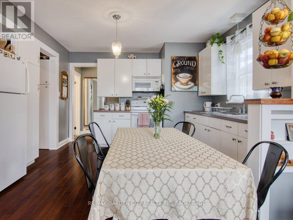28 Charles Avenue, St. Catharines (Facer), ON - Indoor Photo Showing Dining Room