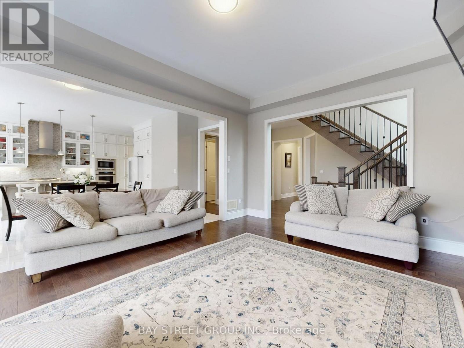 39 Cairns Gate, King, ON - Indoor Photo Showing Living Room