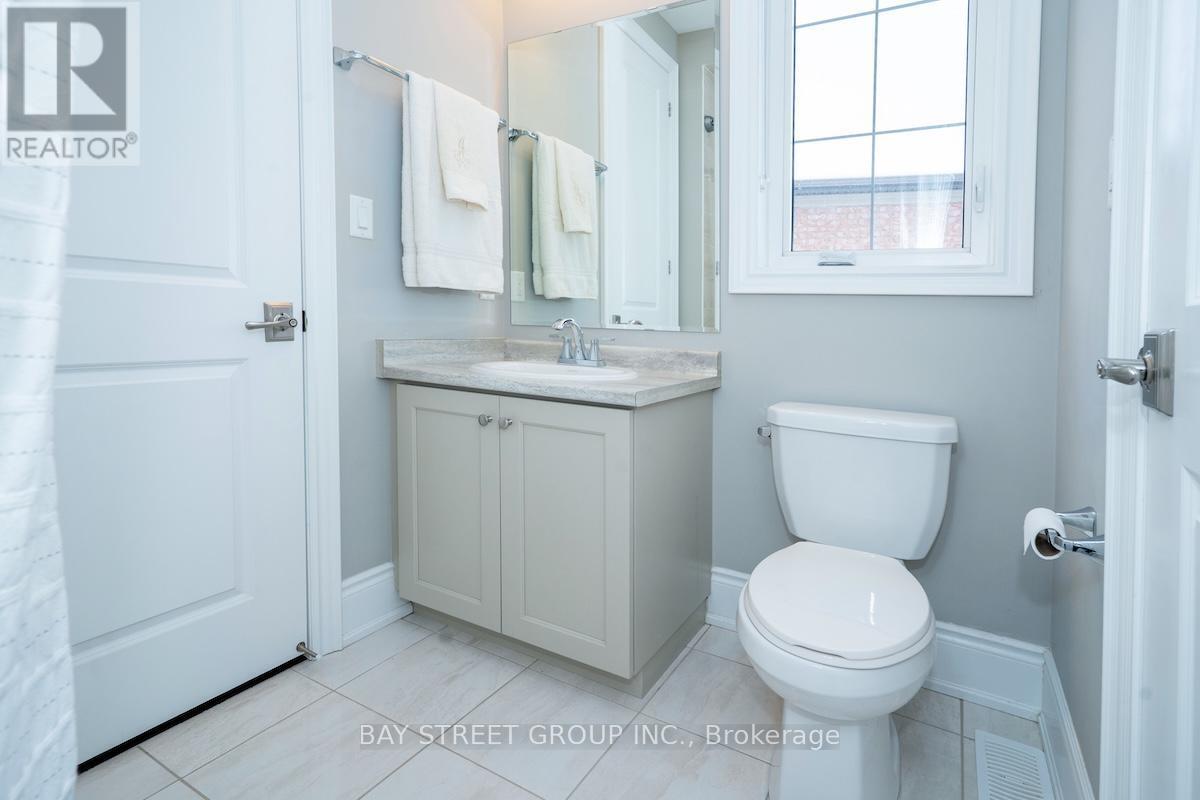 Bright 4 Pieces Shared Bathroom - 39 Cairns Gate, King, ON - Indoor Photo Showing Bathroom