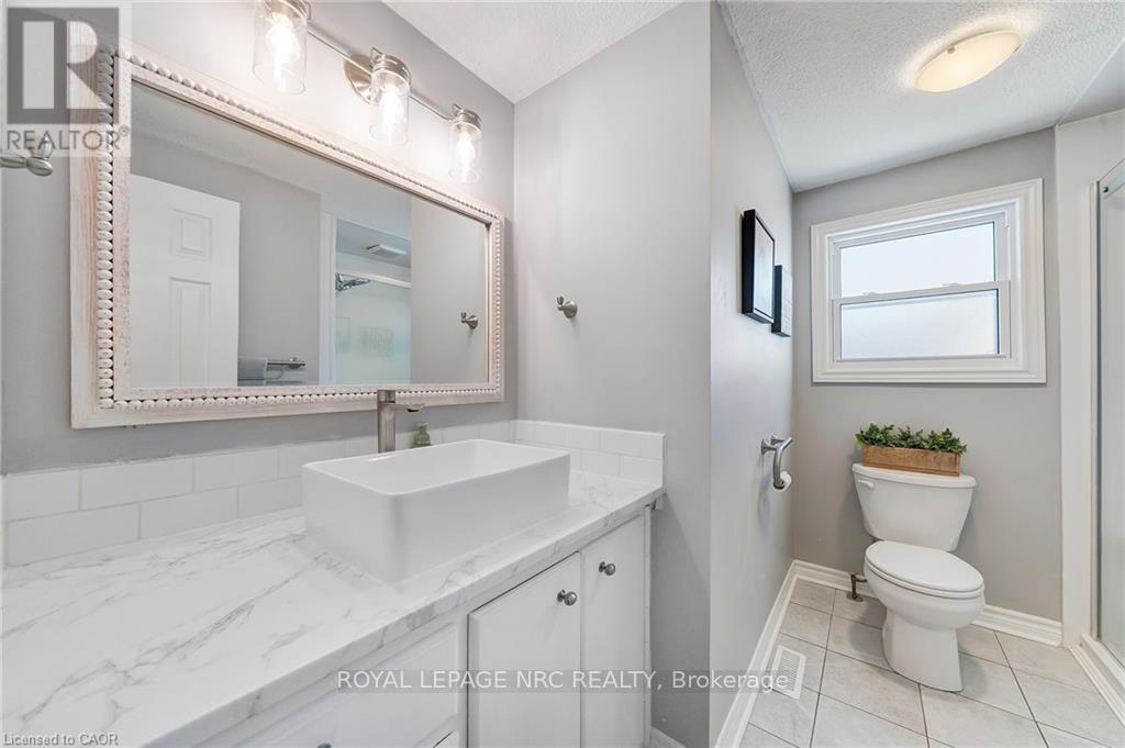 23 Bismark Drive, Cambridge, ON - Indoor Photo Showing Bathroom