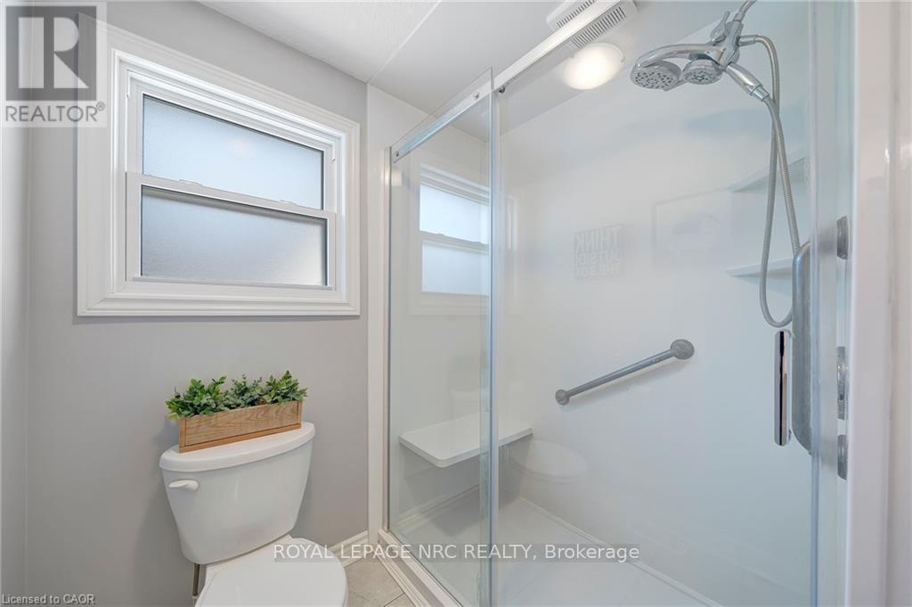 23 Bismark Drive, Cambridge, ON - Indoor Photo Showing Bathroom